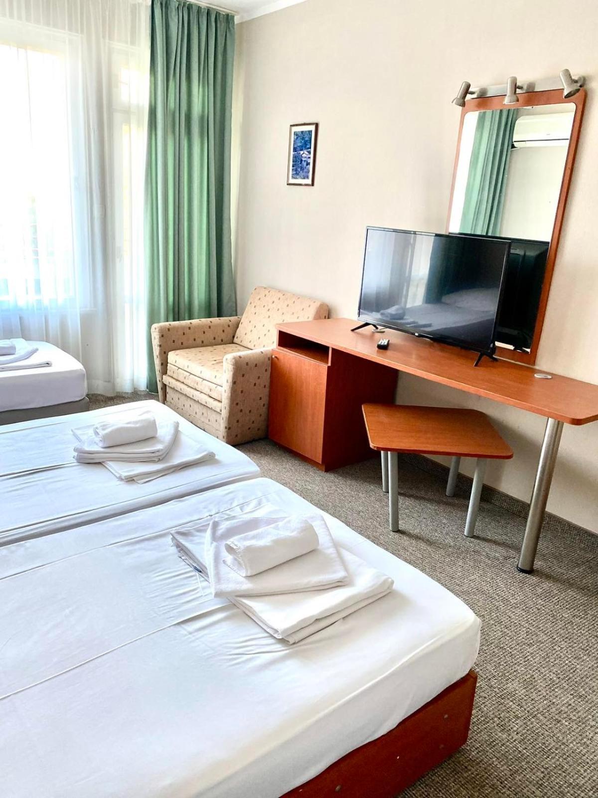 Hotel Green Park Kiten  Exterior photo